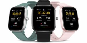 três amazfit gts 2 mini nas cores preto, rosa e verde